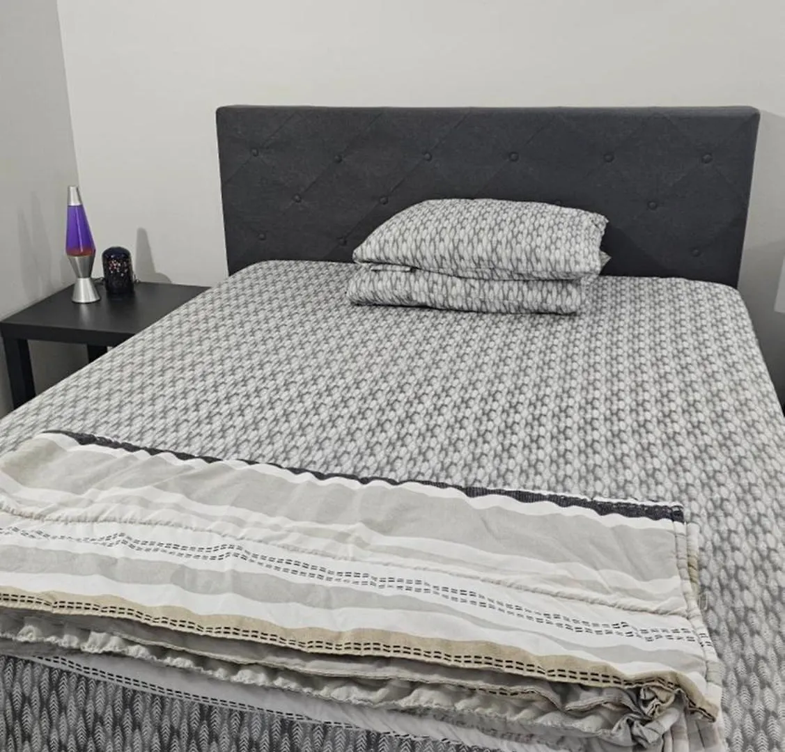 Kwatera prywatna Bright And Cozy Room With Free Parking Edmonton Kanada